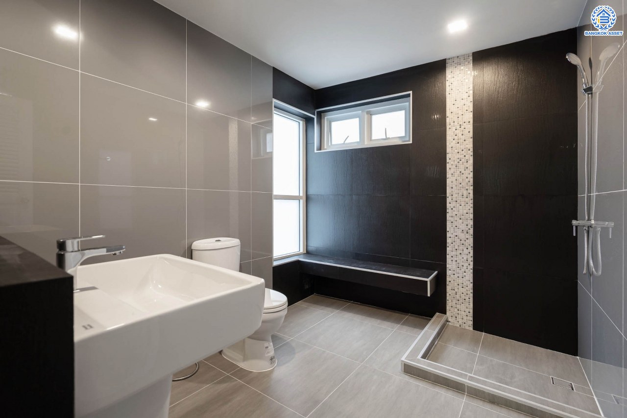 บ้านมือสองตกแต่งใหม่ โครงการ ธนานนท์ ราชพฤกษ์ เนื้อที่ 60 ตร.ว. ฟังก์ชัน 3 ห้องนอน 3 ห้องน้ำ จอดรถได้ 2 คัน พร้อมห้องอเนกประสงค์ 1 ห้อง สามารถปรับเปลี่ยนเป็นห้องทำงาน หรือห้องนอนได้ตามความต้องการ Facilities ตอบโจทย์ทุกกิจกรรม! บนทำเลติดถนนราชพฤกษ์ ใกล้วงเวียนพระราม5 เซ็นทรัลเวสต์เกต และรถไฟฟ้า "สถานีบางรักน้อยท่าอิฐ"